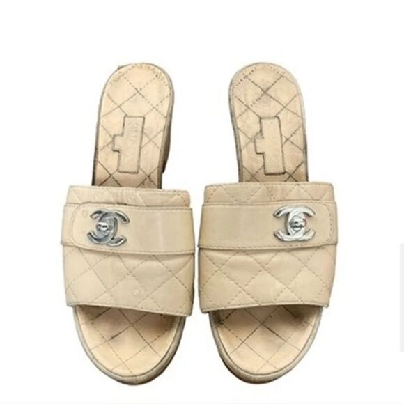 AUTHENTIC VINTAGE CHANEL BEIGE LEATHER SILVER TURNLOCK WOOD CLOGS SIZE 39 - Picture 1 of 6